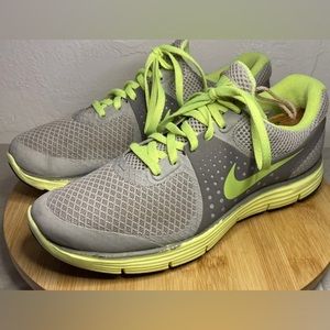 Nike LunarSwift+ 4 Size 7.5 Light Bone gray and green running shoes sneakers